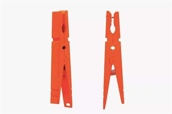 衣夾耳環(huán)是什么牌子 看不懂的時尚 衣夾耳環(huán)是什么牌子 看不懂的時尚