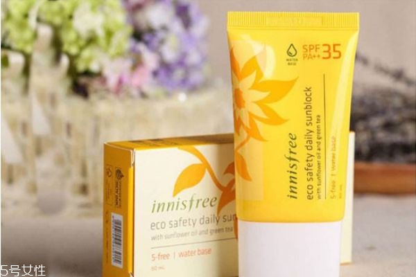 防曬霜與隔離霜的區(qū)別 兩者的防曬差異不同 防曬霜與隔離霜的區(qū)別 兩者的防曬差異不同