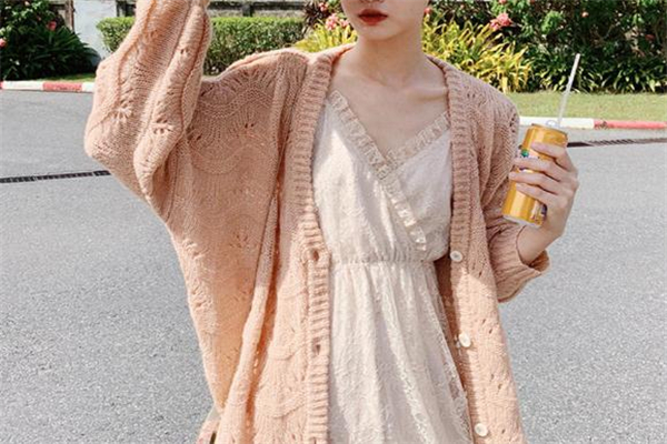 針織開衫配什么裙子好看 街頭達(dá)人為你支招 針織開衫配什么裙子好看 街頭達(dá)人為你支招