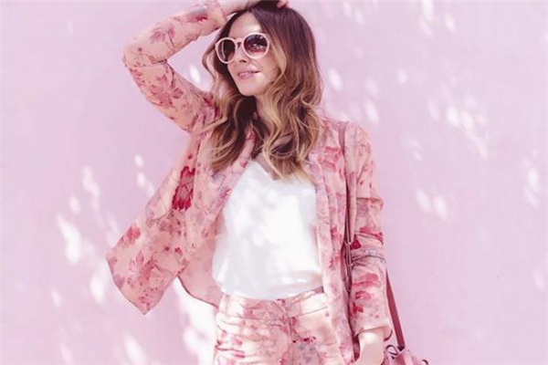 櫻花粉配什么顏色好看 可愛(ài)迷人的春季穿搭