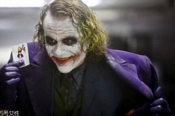 希斯萊杰小丑妝怎么畫 希斯萊杰小丑化妝教程 希斯萊杰小丑妝怎么畫 希斯萊杰小丑化妝教程