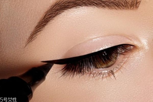 初學(xué)者自己怎么畫(huà)眼線(xiàn) 超簡(jiǎn)單眼線(xiàn)畫(huà)法