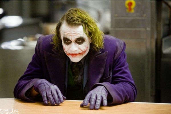 希斯萊杰小丑妝怎么畫 希斯萊杰小丑化妝教程 希斯萊杰小丑妝怎么畫 希斯萊杰小丑化妝教程