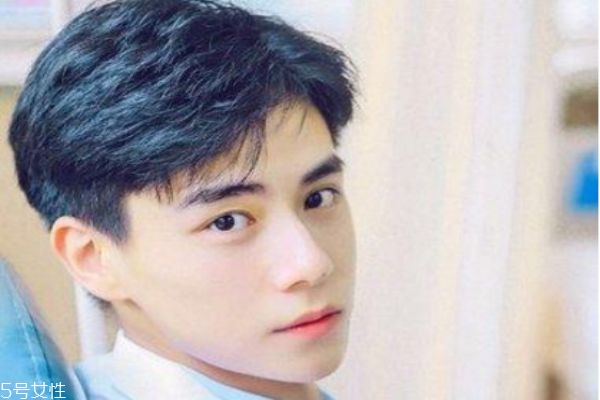 臉胖的男生適合什么發(fā)型 適合男生的發(fā)型 臉胖的男生適合什么發(fā)型 適合男生的發(fā)型