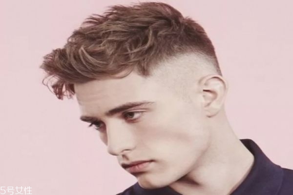 臉胖的男生適合什么發(fā)型 適合男生的發(fā)型 臉胖的男生適合什么發(fā)型 適合男生的發(fā)型