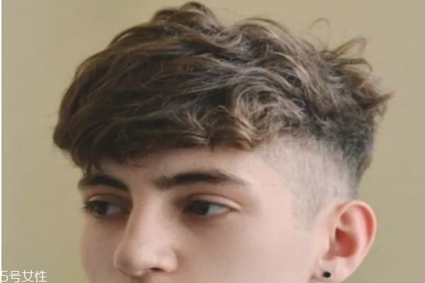 臉胖的男生適合什么發(fā)型 適合男生的發(fā)型 臉胖的男生適合什么發(fā)型 適合男生的發(fā)型