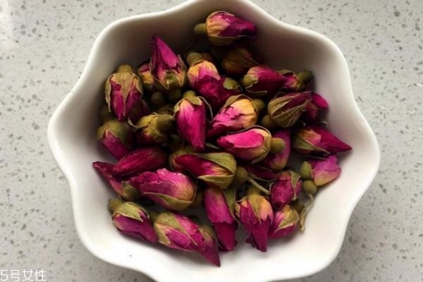 玫瑰水搭配什么喝好 長(zhǎng)期喝玫瑰花泡水好嗎