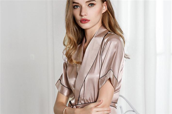 睡袍選什么材質的好 睡袍穿著睡覺舒服嗎