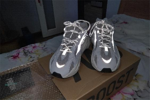 yeezy 700 v2反光真假對(duì)比 椰子700反光款真假辨別