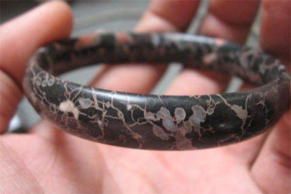 梅花玉手鐲什么樣的好 梅花玉選購(gòu)標(biāo)準(zhǔn) 梅花玉手鐲什么樣的好 梅花玉選購(gòu)標(biāo)準(zhǔn)