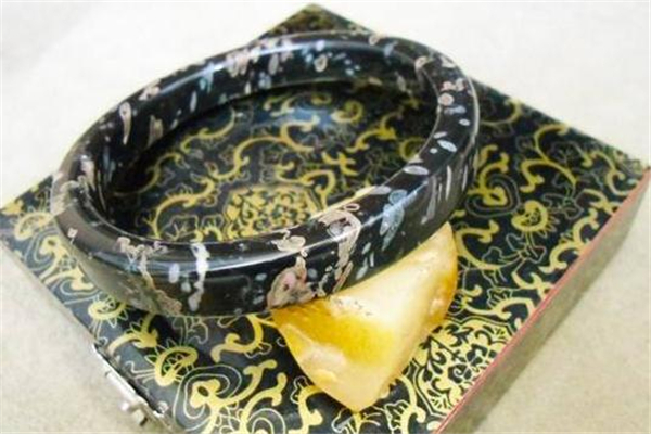 梅花玉手鐲什么樣的好 梅花玉選購(gòu)標(biāo)準(zhǔn) 梅花玉手鐲什么樣的好 梅花玉選購(gòu)標(biāo)準(zhǔn)