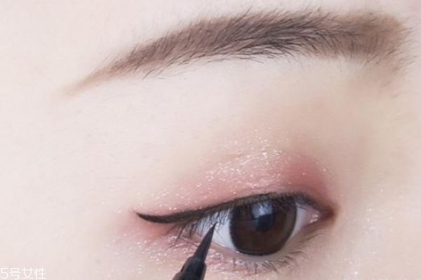 先貼雙眼皮還是先畫眼影 雙眼皮貼和眼影的使用順序 先貼雙眼皮還是先畫眼影 雙眼皮貼和眼影的使用順序