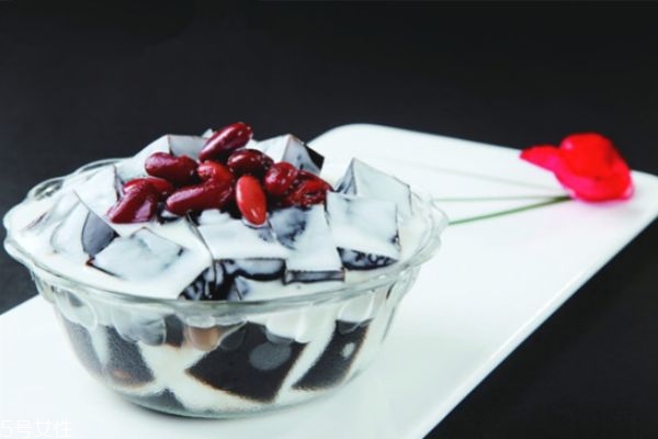 燒仙草是什么草做的 什么人不適合吃仙草 燒仙草是什么草做的 什么人不適合吃仙草