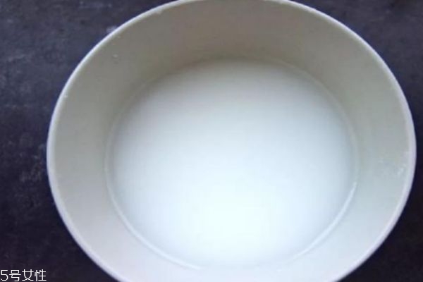 鍋貼和煎餃的區(qū)別 怎么煎餃子才香 鍋貼和煎餃的區(qū)別 怎么煎餃子才香