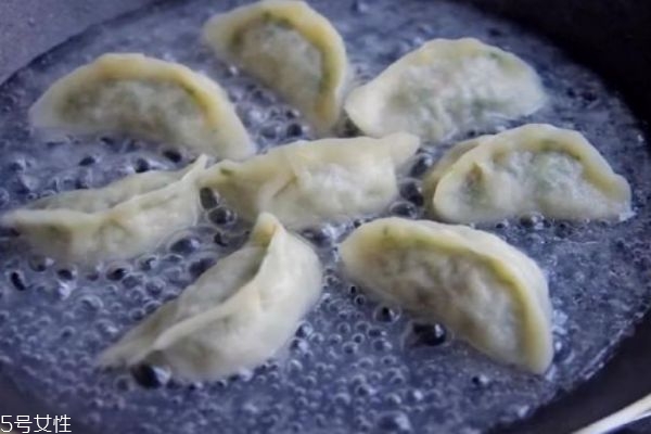 鍋貼和煎餃的區(qū)別 怎么煎餃子才香 鍋貼和煎餃的區(qū)別 怎么煎餃子才香