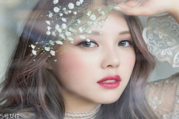 美瞳能戴多長(zhǎng)時(shí)間 美瞳佩戴時(shí)間