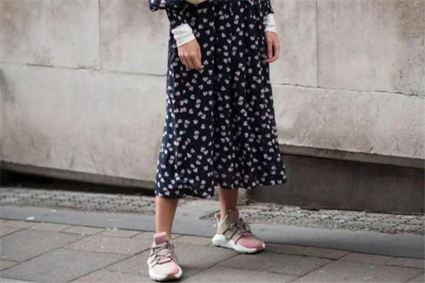 運(yùn)動鞋配什么裙子好看 最新街拍搭配 運(yùn)動鞋配什么裙子好看 最新街拍搭配