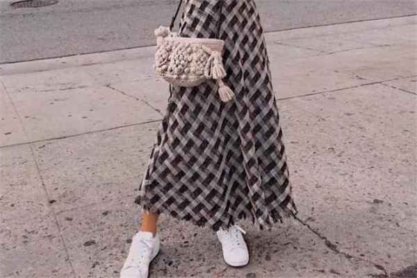 運(yùn)動鞋配什么裙子好看 最新街拍搭配 運(yùn)動鞋配什么裙子好看 最新街拍搭配