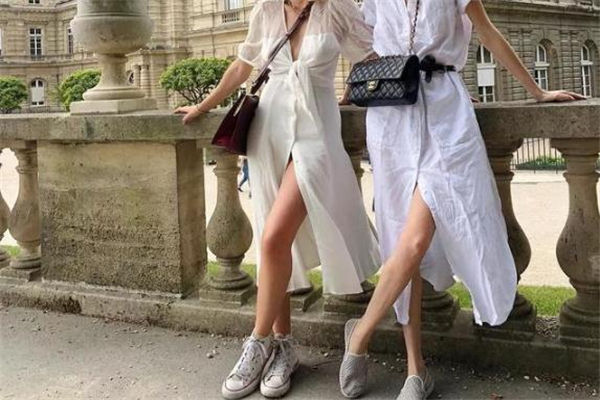 運(yùn)動鞋配什么裙子好看 最新街拍搭配 運(yùn)動鞋配什么裙子好看 最新街拍搭配