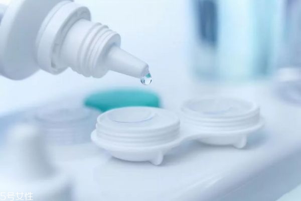 美瞳進眼睛里怎么辦 美瞳跑進眼睛里面這樣做