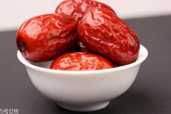 椰棗是什么東西 椰棗和紅棗有什么區(qū)別 椰棗是什么東西 椰棗和紅棗有什么區(qū)別