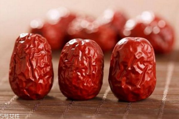 椰棗是什么東西 椰棗和紅棗有什么區(qū)別 椰棗是什么東西 椰棗和紅棗有什么區(qū)別