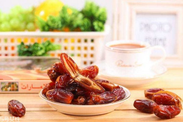 椰棗為什么這么甜 椰棗這么甜吃了發(fā)胖嗎 椰棗為什么這么甜 椰棗這么甜吃了發(fā)胖嗎