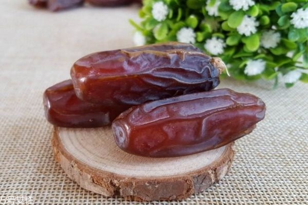 椰棗是哪里產(chǎn)的 椰棗可以泡水喝嗎 椰棗是哪里產(chǎn)的 椰棗可以泡水喝嗎