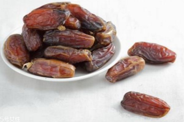 椰棗是哪里產(chǎn)的 椰棗可以泡水喝嗎 椰棗是哪里產(chǎn)的 椰棗可以泡水喝嗎