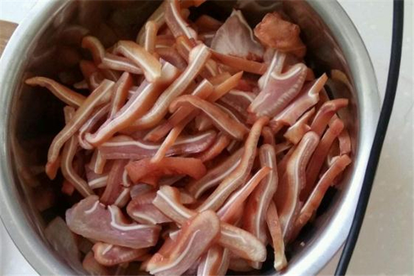 豬耳朵炒什么好吃 豬耳朵家常做法 豬耳朵炒什么好吃 豬耳朵家常做法