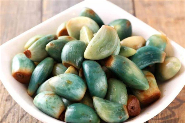 醋泡大蒜為什么會變綠 屬于正?，F(xiàn)象