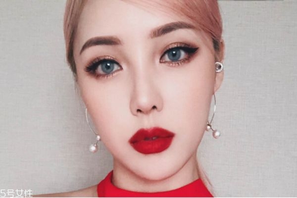 美瞳戴多久就要摘下來 美瞳不宜長(zhǎng)時(shí)間佩戴