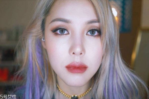 美瞳戴多久就要摘下來 美瞳不宜長(zhǎng)時(shí)間佩戴