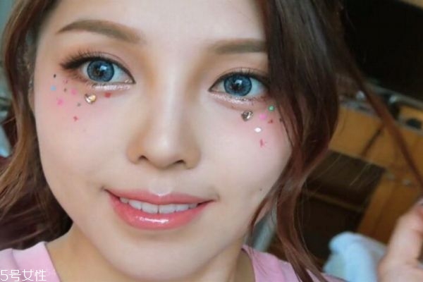 美瞳戴多久就要摘下來 美瞳不宜長(zhǎng)時(shí)間佩戴