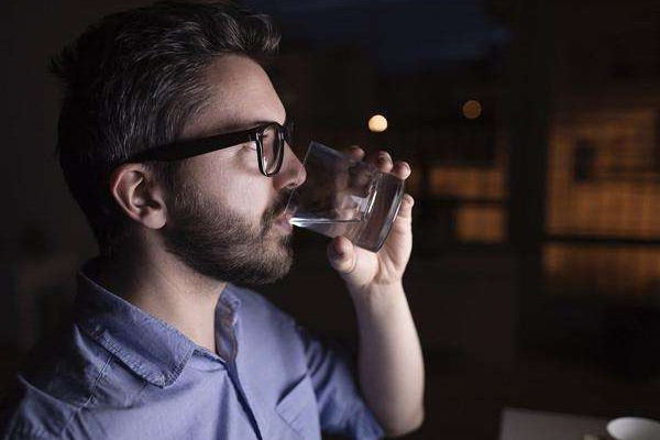 睡覺前喝水好嗎 什么時候喝水好 睡覺前喝水好嗎 什么時候喝水好