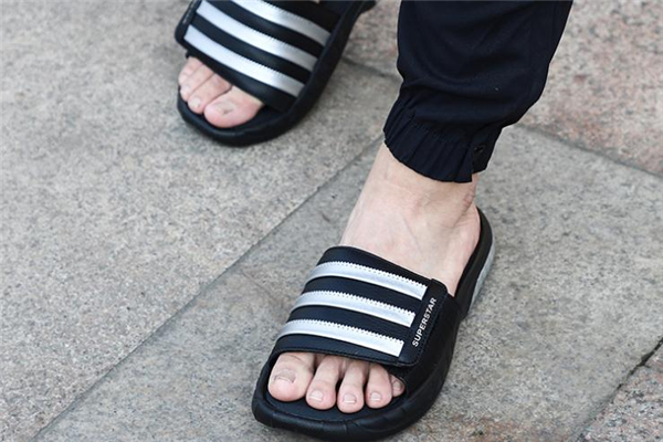 阿迪達(dá)斯拖鞋能沾水嗎 當(dāng)心會(huì)發(fā)臭 阿迪達(dá)斯拖鞋能沾水嗎 當(dāng)心會(huì)發(fā)臭