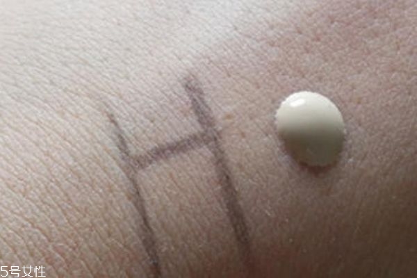 蘭蔻持妝粉底液和雅詩蘭黛沁水 哪個更適合干皮 蘭蔻持妝粉底液和雅詩蘭黛沁水 哪個更適合干皮