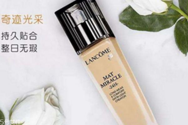 蘭蔻持妝粉底液和雅詩蘭黛沁水 哪個更適合干皮 蘭蔻持妝粉底液和雅詩蘭黛沁水 哪個更適合干皮