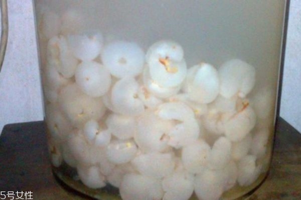 荔枝可以泡酒嗎 荔枝泡酒怎么做 荔枝可以泡酒嗎 荔枝泡酒怎么做