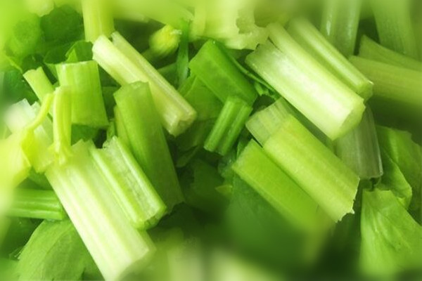 芹菜可以去眼袋嗎 芹菜的作用 芹菜可以去眼袋嗎 芹菜的作用