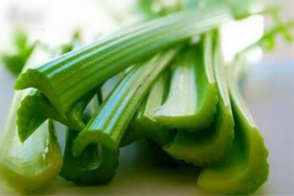 芹菜可以去眼袋嗎 芹菜的作用 芹菜可以去眼袋嗎 芹菜的作用