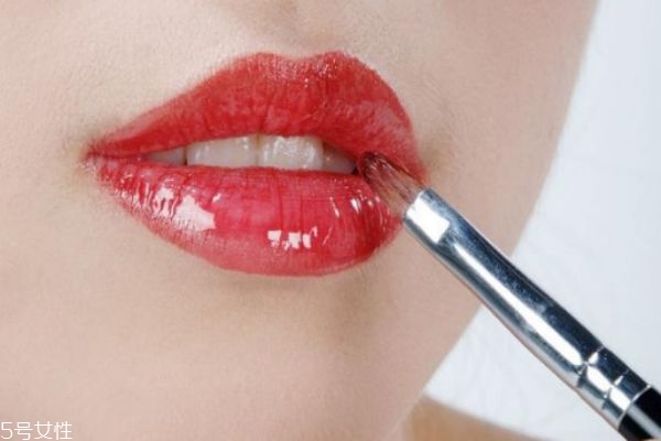 涂口紅不起皮的小秘訣 涂口紅前的護理步驟 涂口紅不起皮的小秘訣 涂口紅前的護理步驟