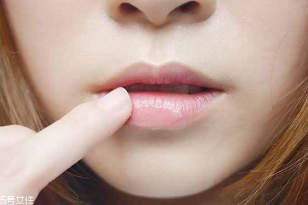 涂口紅不起皮的小秘訣 涂口紅前的護理步驟 涂口紅不起皮的小秘訣 涂口紅前的護理步驟