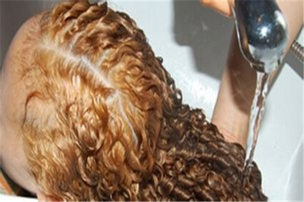 頭發(fā)愛出油是怎么回事 解放方法是這樣 頭發(fā)愛出油是怎么回事 解放方法是這樣
