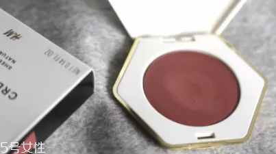 胭脂粉和腮紅膏哪個(gè)更好上色？胭脂粉適合油皮
