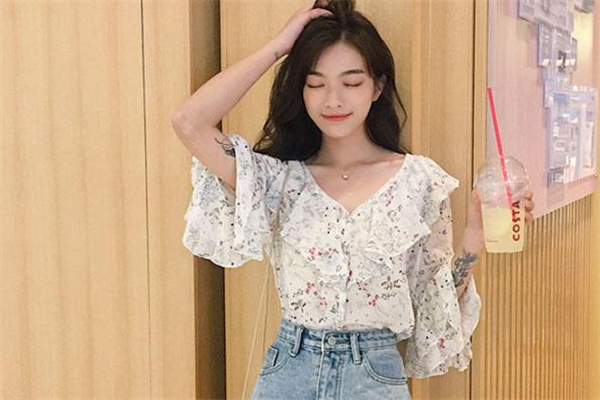 2019年流行什么雪紡衫 挑對領(lǐng)型是關(guān)鍵