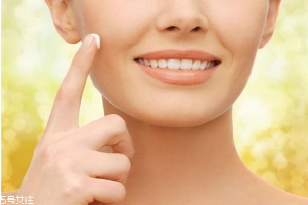 先涂眼霜還是先涂水乳 水乳眼霜的順序 先涂眼霜還是先涂水乳 水乳眼霜的順序