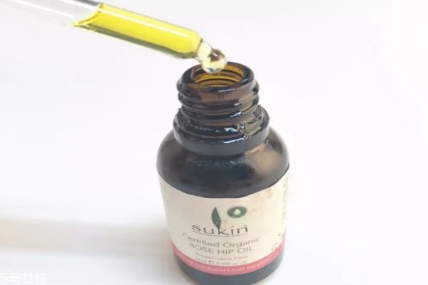 用完玫瑰果油還要用精華嗎 玫瑰果油有哪些用法 用完玫瑰果油還要用精華嗎 玫瑰果油有哪些用法