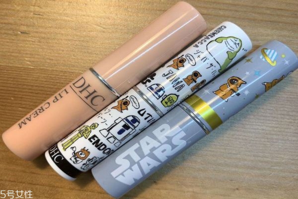 潤唇膏可以擦臉嗎 潤唇膏的基本成分與作用 潤唇膏可以擦臉嗎 潤唇膏的基本成分與作用