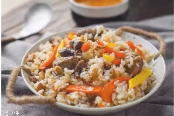 羊肉抓飯?jiān)趺醋?正宗的羊肉抓飯的做法 羊肉抓飯?jiān)趺醋?正宗的羊肉抓飯的做法